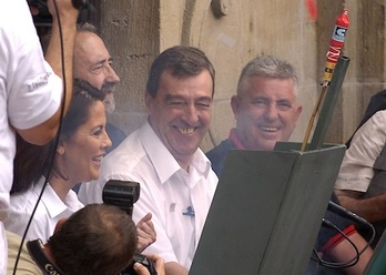 Javier Ezkubi lanza el Txupinazo de sanfermines de 2006. (Gari GARAIALDE)