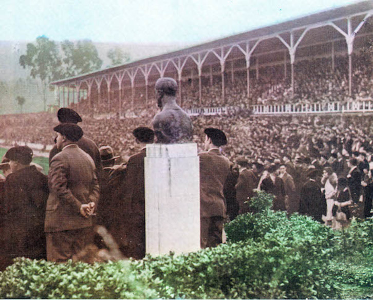 Foto antigua de San Mamés con el busto de Pichichi. (Luis JAUREGIALTZO / FOKU)
