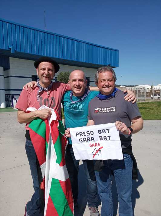 El preso bilbotarra German Urizar, a la derecha de la imagen, queda en libertad tras casi 28 años.