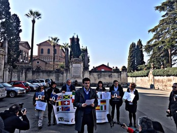 Concentración de víctimas, entre ellas Juan Cuatrecasas, en Roma.