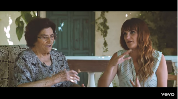 Rozalén junto a su abuela en este vídeo que relata la historia de la canción.