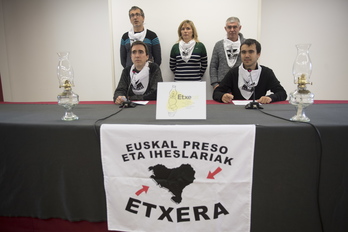 Ibon Garate y Peru del Hoyo, junto a otros representantes de Etxerat. (Juan Carlos RUIZ | FOKU)