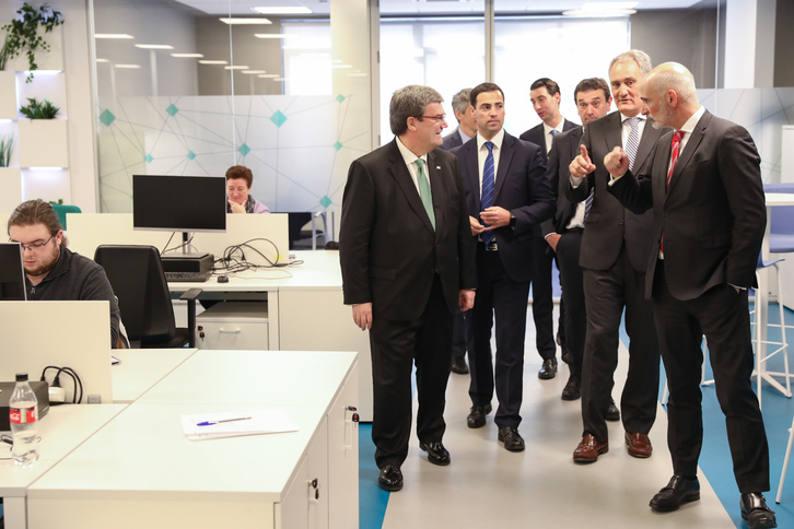 Fintech Innovation Open Lab-en instalazioen inaugurazioan erakundeetako ordezkariak. (Bilboko Udala)
