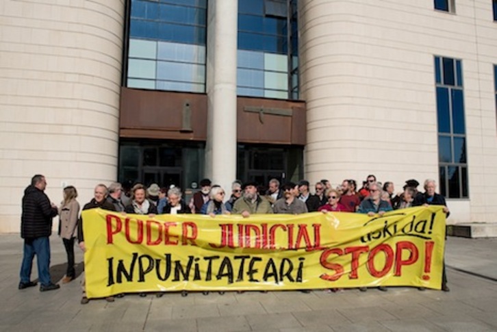 Imagen de la concentración en contra de la inadmisión de la querella contra los crímenes del franquismo. (Iñigo URIZ/FOKU)