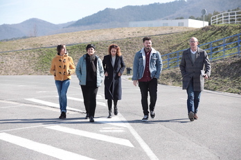 Sibina, Beitialarrangoitia, Fernández, Rufián y Agirretxea, en el exterior de la prisión de Zaballa. (Endika PORTILLO/FOKU)