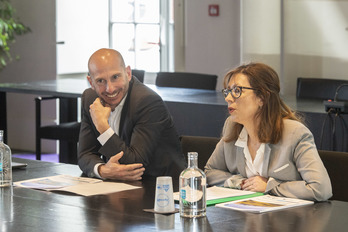 Mathieu Bergé (conseiller régional) et Maider Arosteguy (conseillère départementale) ont présenté le nouvel appel à projets Poctefa. © Guillaume FAUVEAU