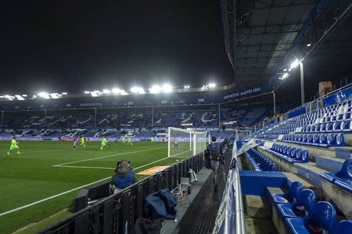 Gradas de Mendizorrotza vacías, en protesta por un partido jugado en lunes. (Jaizki FONTANEDA / FOKU)