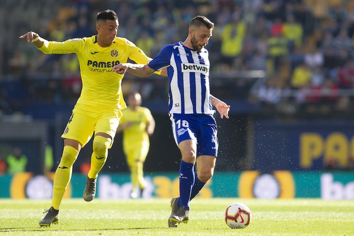 Bastón protege el balón ante Funes Mori. / LA OTRA FOTO