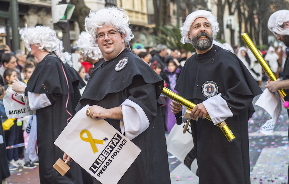 Denuncia del juicio al 1-O por parte de una comparsa disfrazada de jueces.