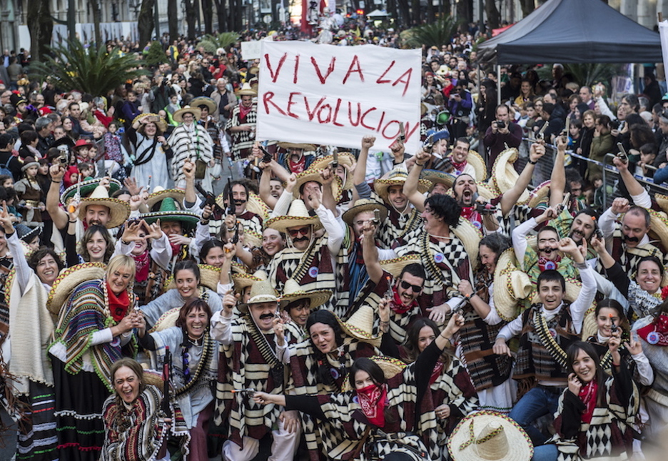 Un grupo de mexicanos porta el conocido lema «Viva la revolución». Marisol RAMÍREZ | FOKU