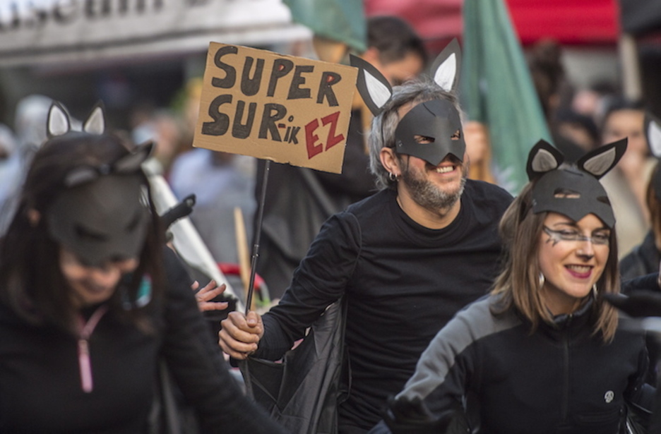 Numerosas preocupaciones sociales recorrieron las calles de Bilbo, también el rechazo a la Super Sur. Marisol RAMÍREZ | FOKU