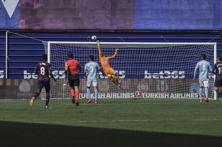 Rubén despeja un balón junto al larguero. (Aritz LOIOLA/FOKU)