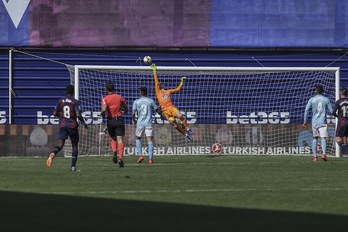 Rubén despeja un balón junto al larguero Aritz LOIOLA/FOKU