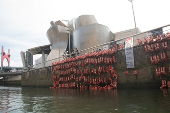 Los 224 salvavidas han sido colocados en el muelle junto al Museo Guggenheim. (Javi JULIO | SMH)