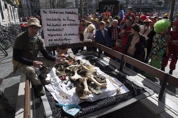 Franco diktadorea hilobitik atera osterako proposamenak eman dituzte batzuek.  Juan Carlos RUIZ/FOKU