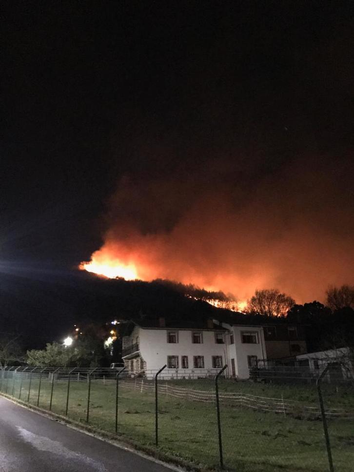 Imagen del incendio de Muskiz. @Biz_Basozainak 