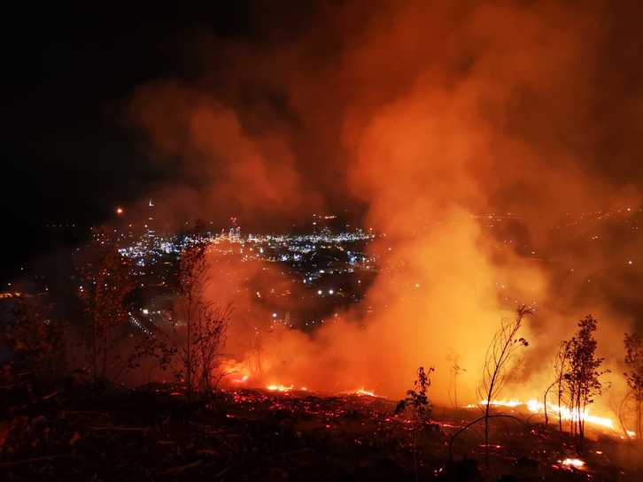 Kalte larriak eragin ditu Muskizeko suteak. (@BomberosBizkaia)