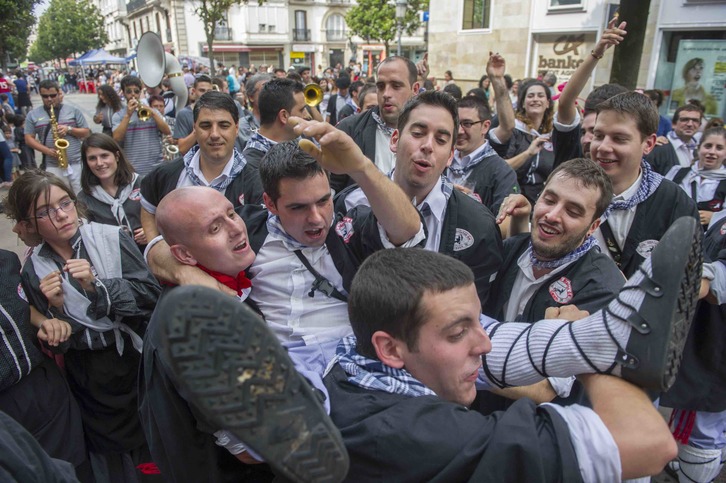 Biznietos de Celedón en la kalejira de ida a la plaza de toros. (Juanan RUIZ/FOKU)