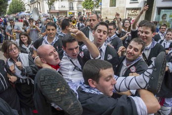 Biznietos de Celedón en la kalejira de ida a la plaza de toros. (Juanan RUIZ/FOKU)