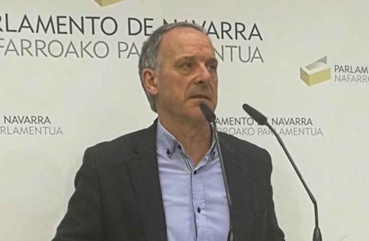 Adolfo Araiz, en una rueda de prensa en el Parlamento. (Martxelo DIAZ)