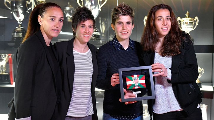Gimbert, Erika, Garazi Murua y Tirapu entregaron el brazalete del 30 de enero. (@AthleticClub)