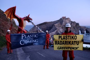 Activistas de Greenpeace ha colocado el dragón en el acceso a Gaztelugatxe. (GREENPEACE)