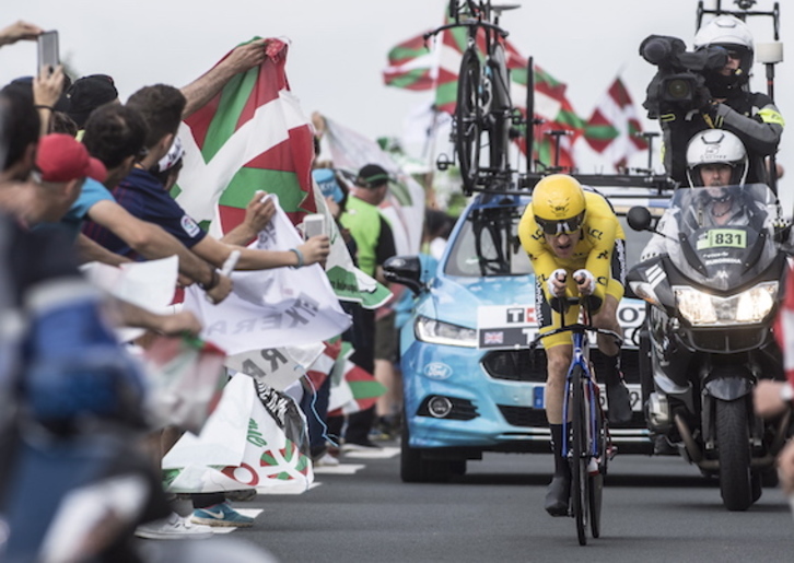 Geraint Thomas, en plena acción durante la contrarreloj entre Senpere y Ezpeleta. (Jagoba MANTEROLA | FOKU)