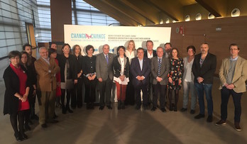 Representantes de los medios firmantes y autoridades, en el acto del Kursaal. (CHANGE THE CHANGE) 