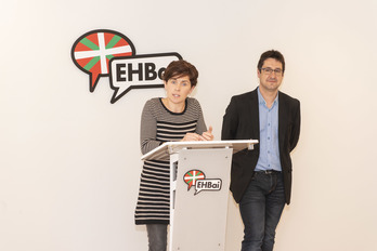 Anita Lopepe et Iker Elizalde, membres d'EH Bai. © Guillaume FAUVEAU