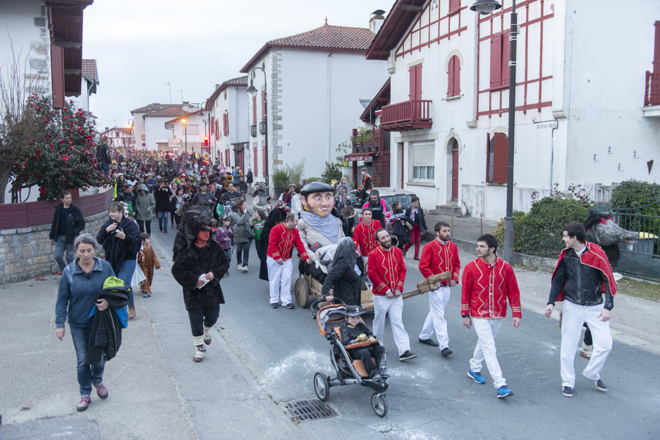Un défilé dans les rues d'Ustaritz a eu lieu ce 5 mars pour la fin d'Hartzaro. © Guillaume Fauveau