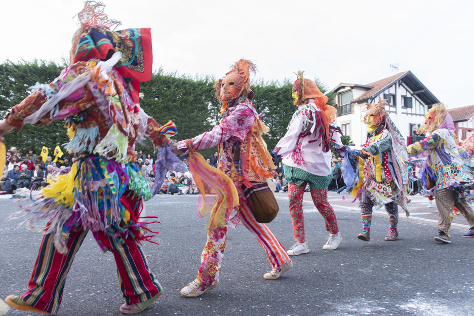 Les zirtzil arrivent sur la place d'Ustaritz. © Guillaume Fauveau