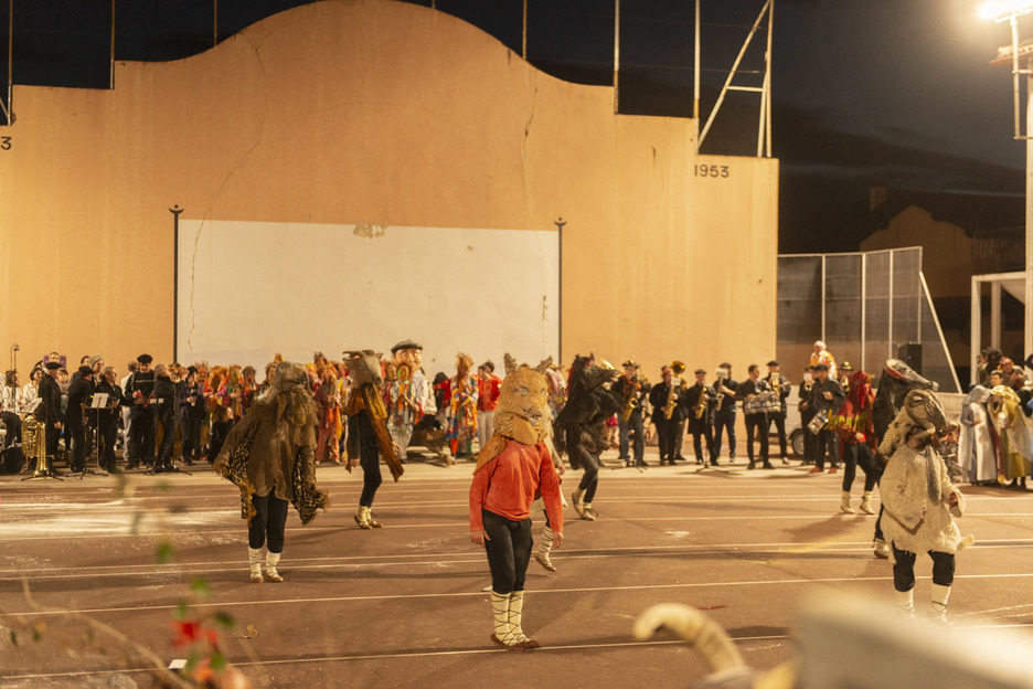 Jusque tard dans la nuit, Hartzaro a rassemblé du monde sur la place d'Ustaritz. © Guillaume Fauveau