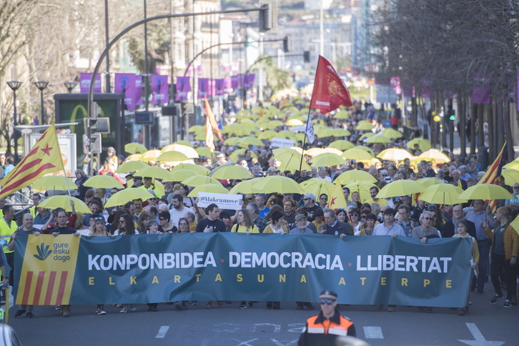Manifestación convocada por Gure Esku Dago en Donostia, coincidiendo con el inicio del juicio por le 1-O. (Juan Carlos RUIZ / FOKU)