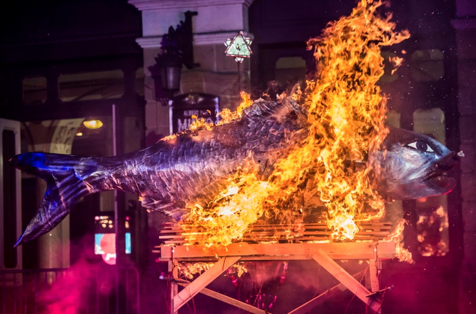 Sardinaren erreketa Arriaga Plazan. (Marisol RAMIREZ/FOKU).