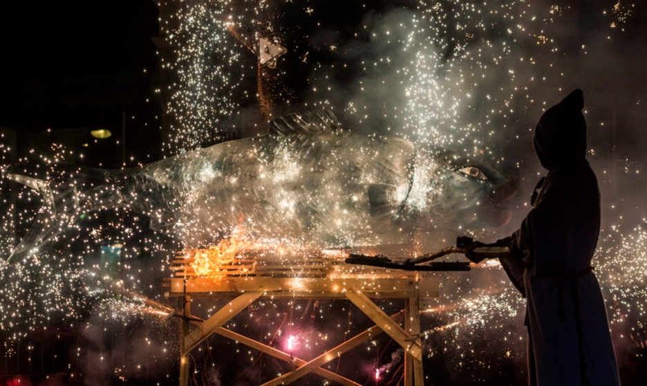 Sardinaren erreketa Arriaga Plazan. (Marisol RAMIREZ/FOKU).