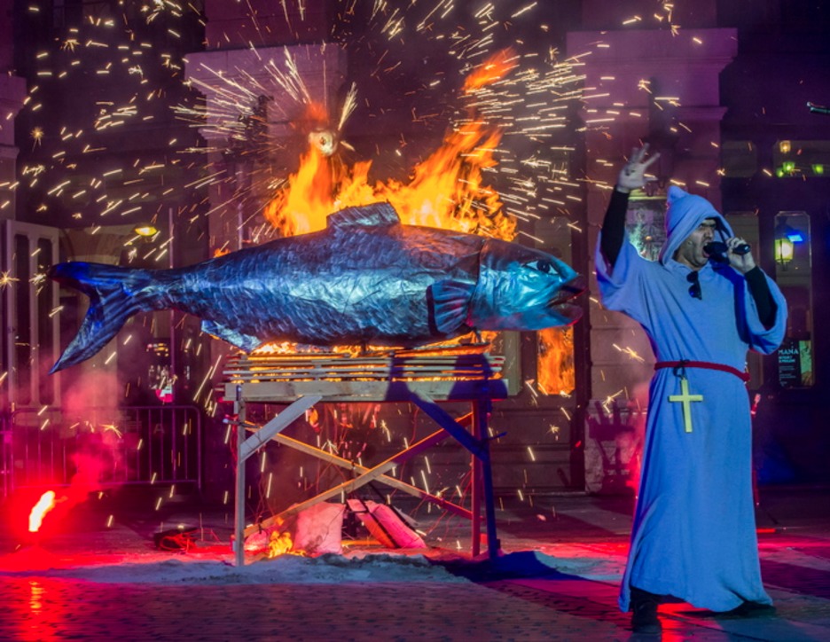 Sardinaren erreketa Arriaga Plazan. (Marisol RAMIREZ/FOKU).