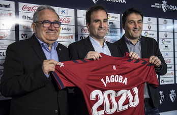 Arrasate, junto a Sabalza y Braulio en la imagen, ha valorado la renovación de su contrato. (Jagoba MANTEROLA/FOKU)