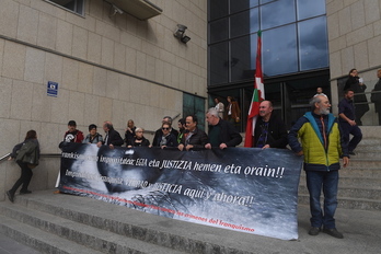 Concentración de apoyo a los cuatro denunciantes. (Jon URBE / FOKU)