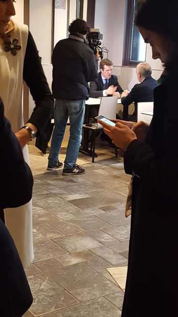 Pablo Casado y Eduardo Inda han grabado una entrevista en el bar Koxka de Altsasu. (NAIZ)