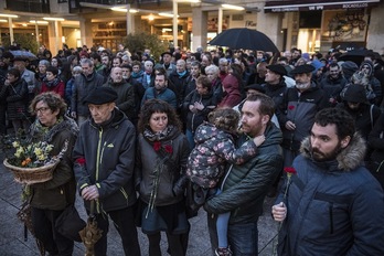 Familiares de Xabier Rey 'Antxo' en la rueda de presnsa convocada en Donibane.(Jagoba MANTEROLA/FOKU)