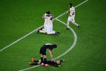 Los jugadores del United celebran el pase tras el hundimiento del PSG (Martin BUREAU/AFP)