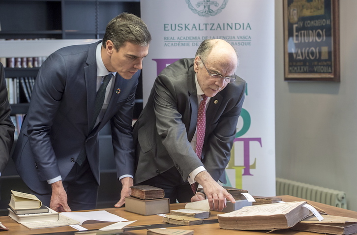 Pedro Sánchez con Andrés Urrutia en su visita a Euskaltzaindia. (Marisol RAMIREZ / FOKU)