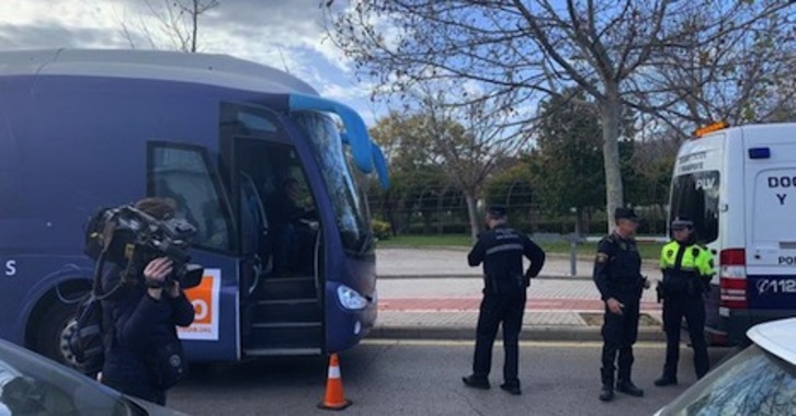 El autobús de Hazte Oír, retenido a su paso por Barcelona. (ARRAN)