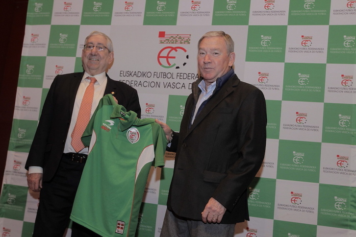 Luis Mari Elustondo y Javier Clemente posan con la camiseta de la selección vasca. (Aritz LOIOLA / FOKU)