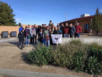 Senide eta lagunak zain zituen Kepa Etxeberriak espetxe atarian. (NAIZ)