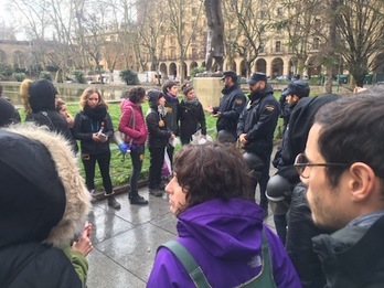 Discusiones entre las personas del piquete con agentes de la Policía español ante Los Caídos de Iruñea.