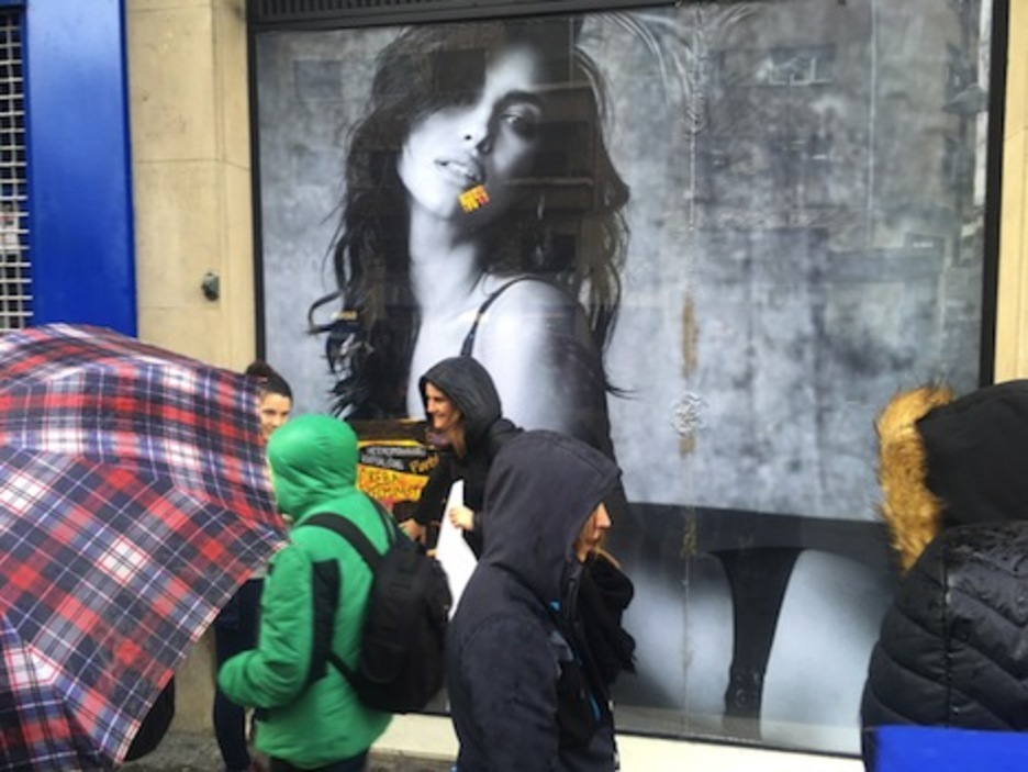 Pegatinas de la huelga del 8M para denunciar la cosificación de la mujer. Pegatinas de la huelga del 8M para denunciar la cosificación de la mujer.