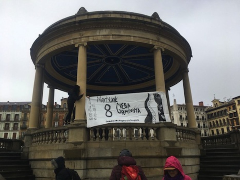 Colocación de una pancarta en la plaza del Castillo. Colocación de una pancarta en la plaza del Castillo.