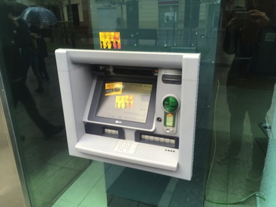 Pegatinas en un cajero para recordar que también es una huelga de consumo. Pegatinas en un cajero para recordar que también es una huelga de consumo.