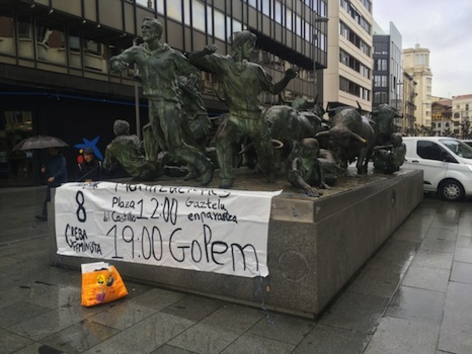 Pancarta en el monumento al encierro. Pancarta en el monumento al encierro.